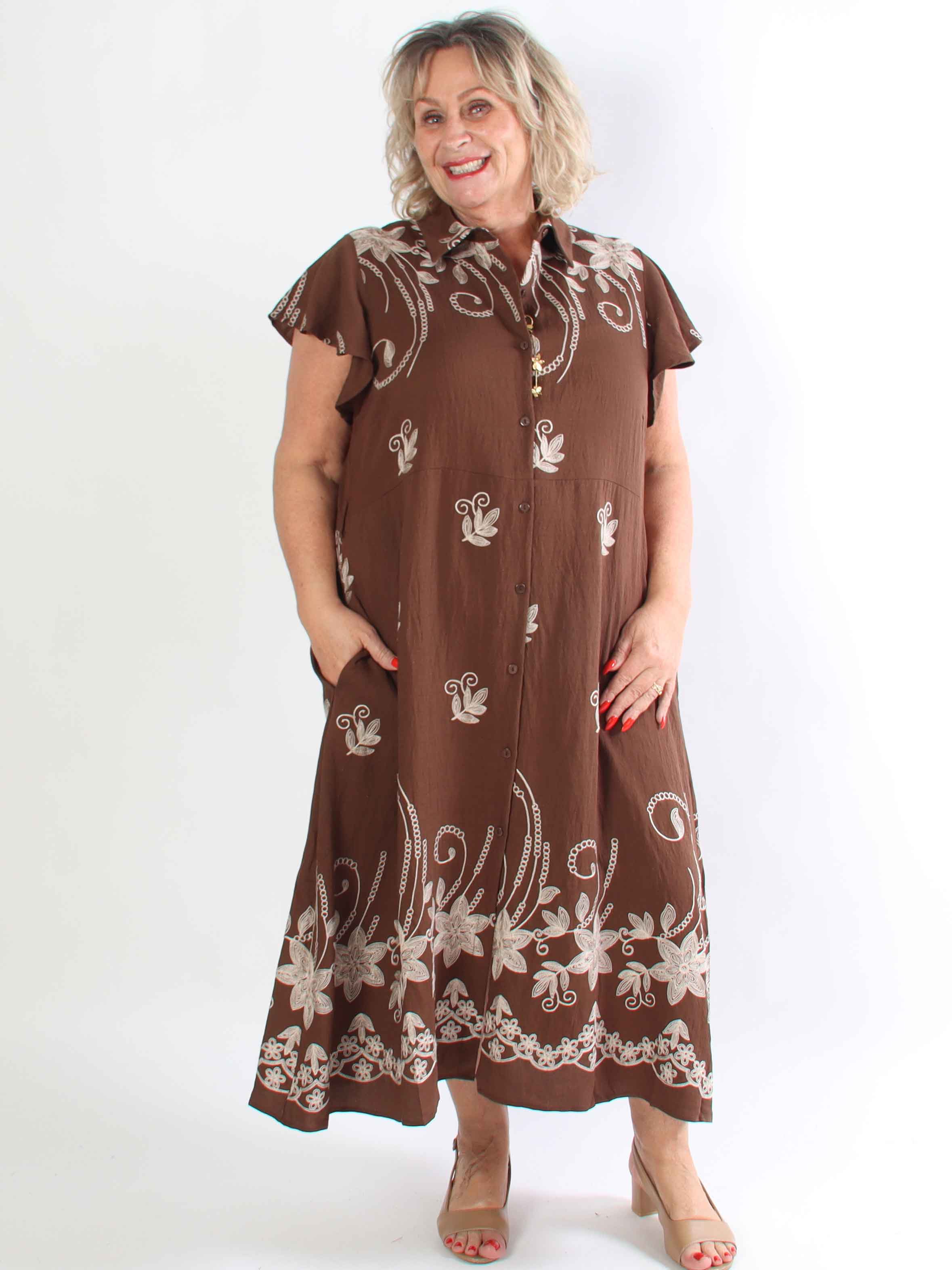 Marianne - Skjortklänning i viskos med broderade detaljer och volangärmar.